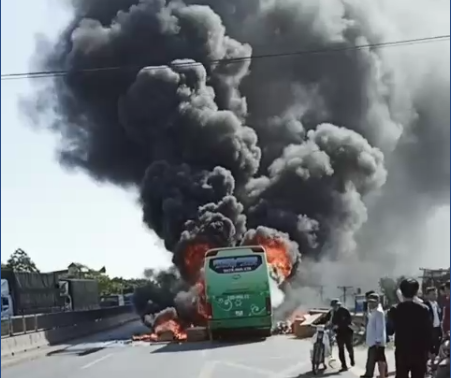 video xe khach giuong nam chay du doi o thanh hoa