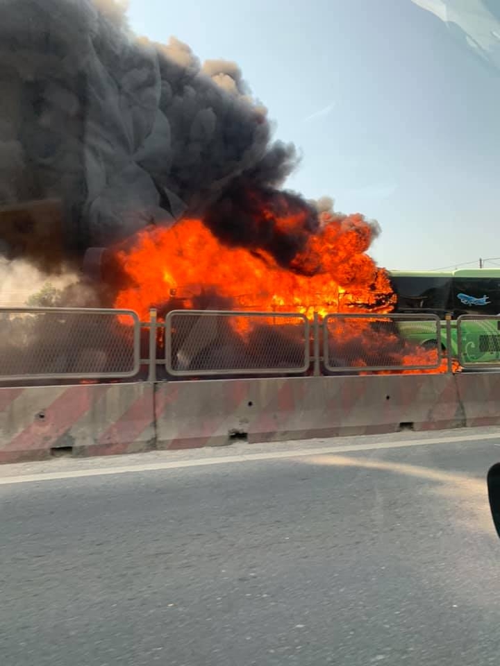 video xe khach giuong nam chay du doi o thanh hoa