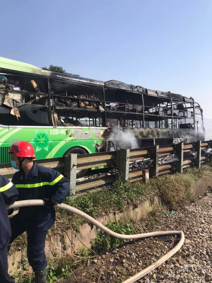 video xe khach giuong nam chay du doi o thanh hoa