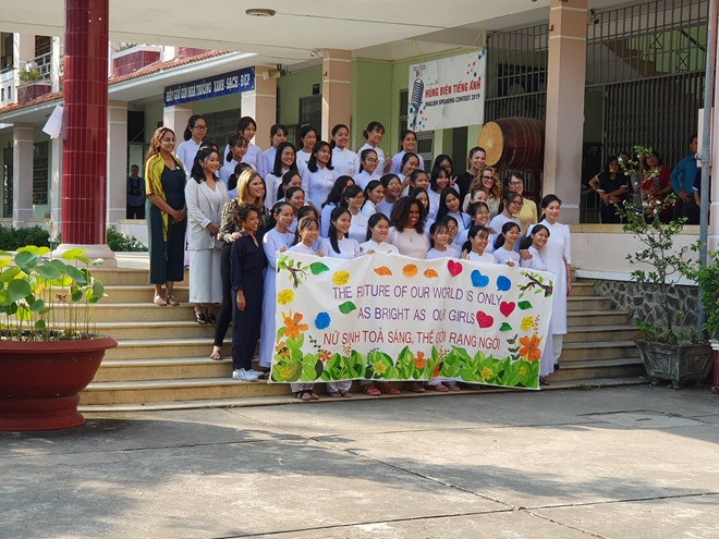 cuu de nhat phu nhan my michelle obama tham truong thpt can giuoc long an