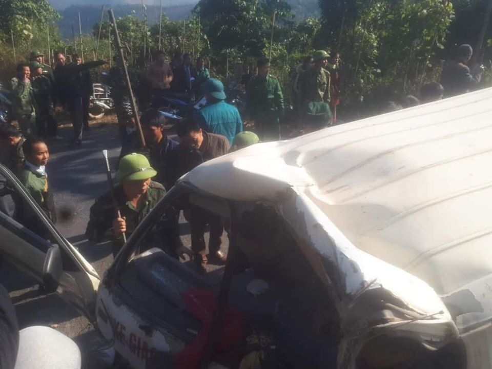 nghe an xe cho doan tu thien gap tai nan 5 nguoi thuong vong