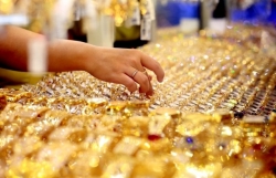 gia vang hom nay 1412 quay dau giam dong loat