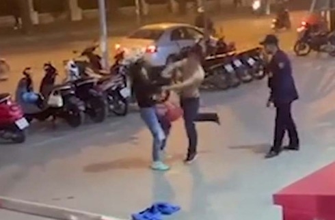 dinh chi nam bao ve danh phu nu o trung tam thuong mai artemis