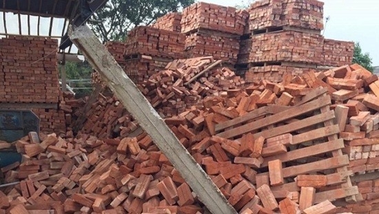 chong gach cao 5m bat ngo do sap 4 nguoi thuong vong