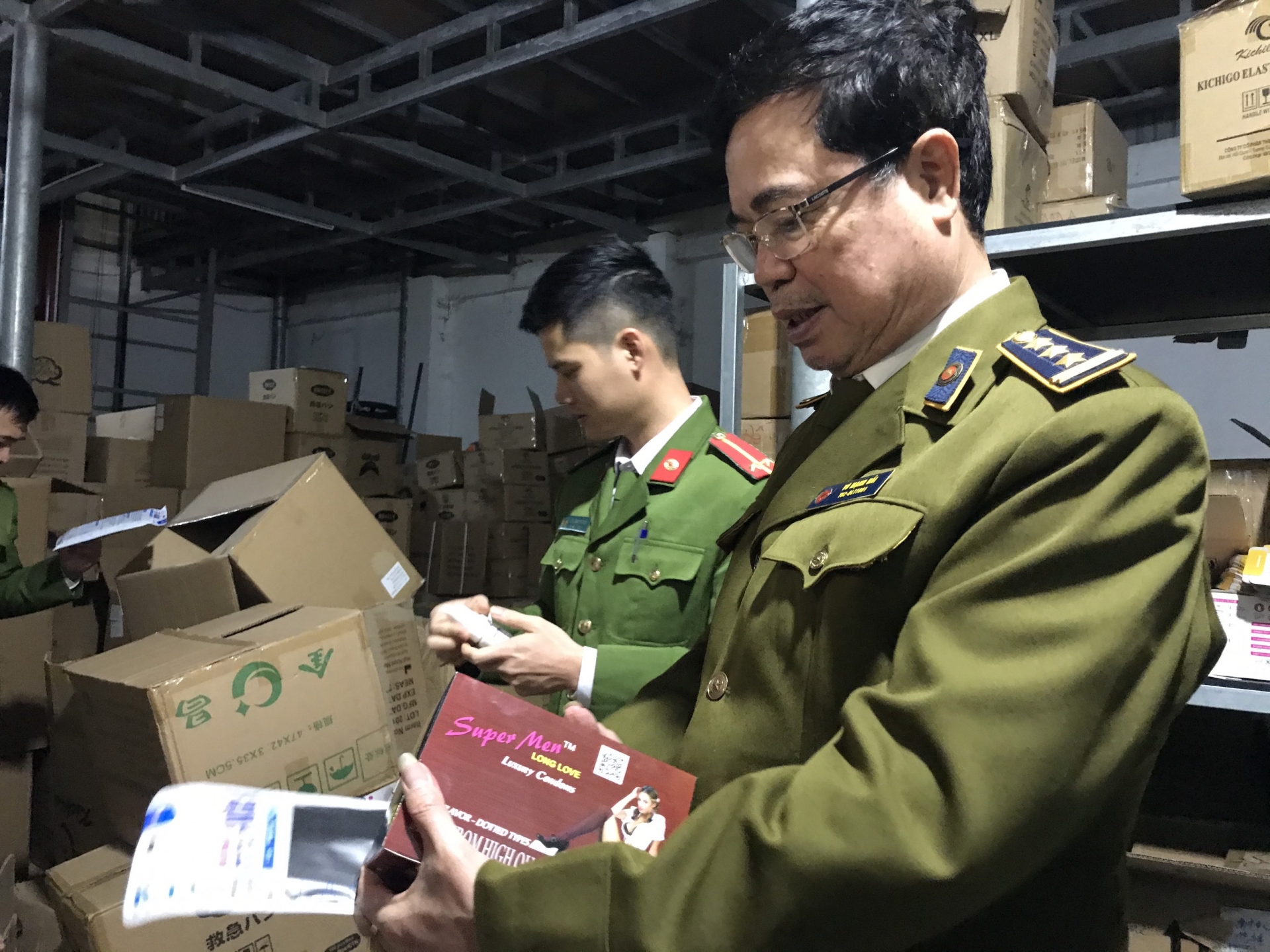 bac ninh phat hien hang chuc tan thiet bi y te binh sua tre em bao cao su gia