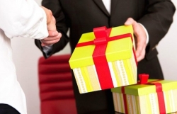 ban bi thu ra chi thi cam bieu tang qua tet cho lanh dao duoi moi hinh thuc