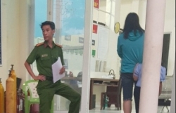 be gai 6 tuoi bi cha duong bop co doa nem xuong song sai gon