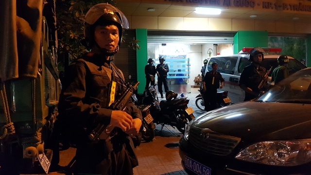 giam doc vu hong van cung hon 100 canh sat bao vay benh vien khong che nhom tin dung den