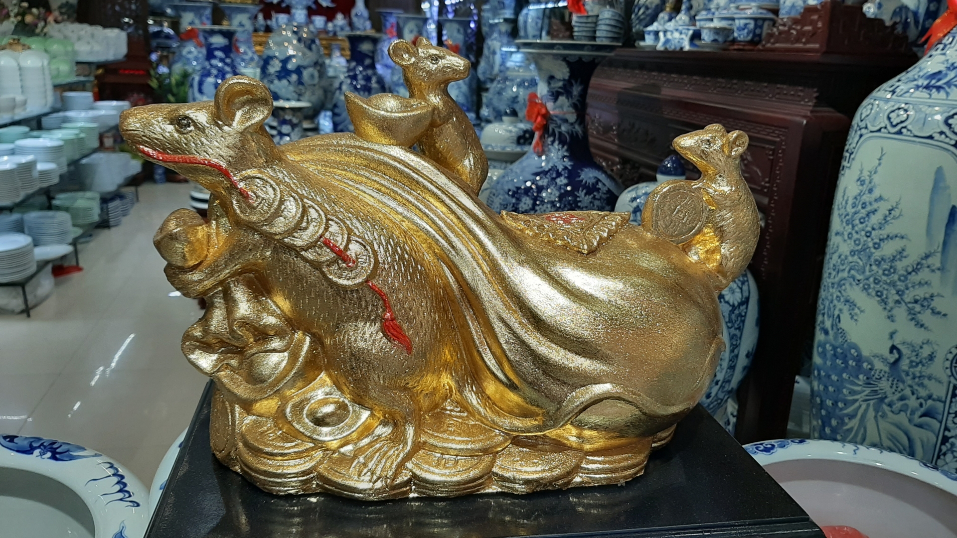 tuong chuot vang gia bac trieu hut khach dip tet canh ty