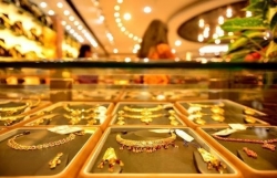 gia vang hom nay 51 cang thang my iran day gia vang tang vot