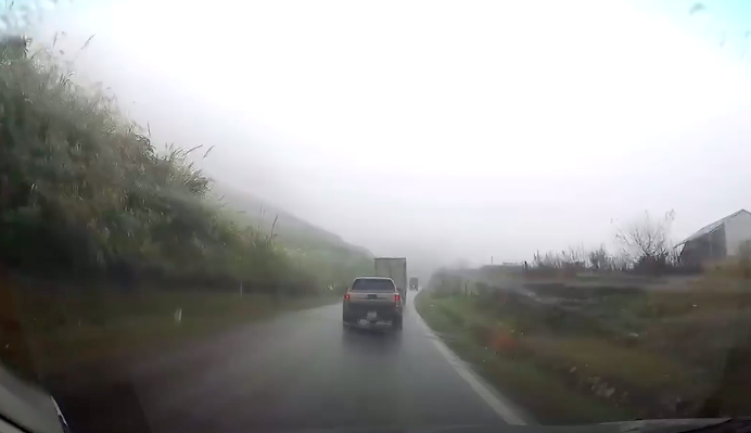 video xe tai tuot doc khong phanh suyt roi xuong vuc o ha giang