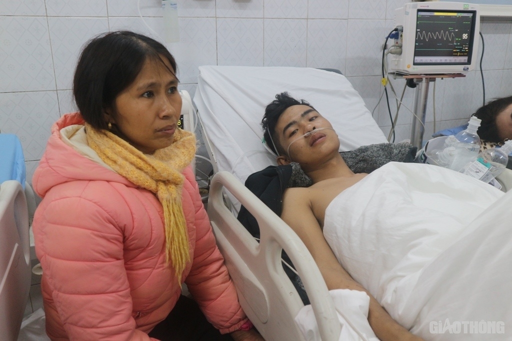 3 chien si pccc ngat xiu khi nhuong mat na duong khi cho nguoi dan trong dam chay o thanh hoa
