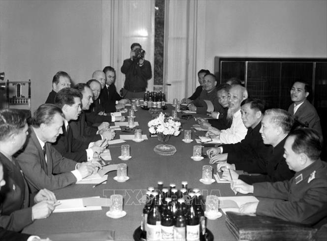 doi ngoai dang the hien ro su nhat quan sang tao phu hop voi thuc tien va tam cao moi