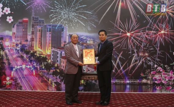 hoi huu nghi nhat viet tinh miyagi tang 60 cay hoa anh dao cho tinh thai binh