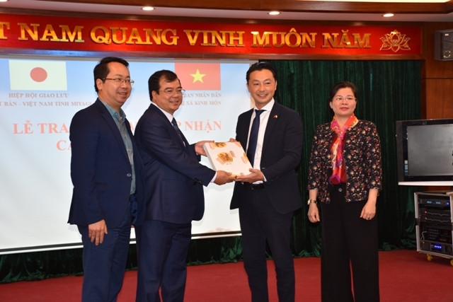 thi xa kinh mon hai duong nhan 60 cay hoa anh dao tu hoi huu nghi viet nhat tinh miyagi