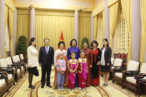 dai bieu trieu tien ghi mai trong tim hinh anh nguoi viet nam chao don chu tich kim jong un