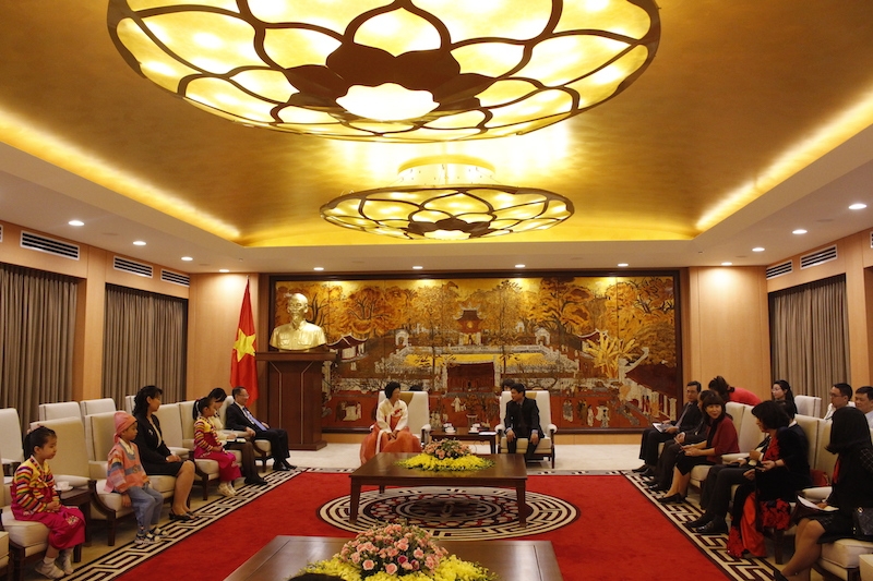 dai bieu trieu tien ghi mai trong tim hinh anh nguoi viet nam chao don chu tich kim jong un