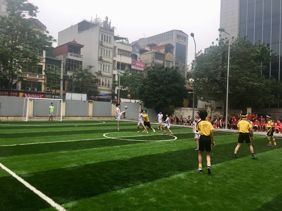 khanh thanh san bong tieu chuan cho tre em khiem thi dau tien tai mien bac