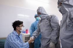 4 nguoi di tap the duc khong deo khau trang bi moi ve tru so cong an lam viec