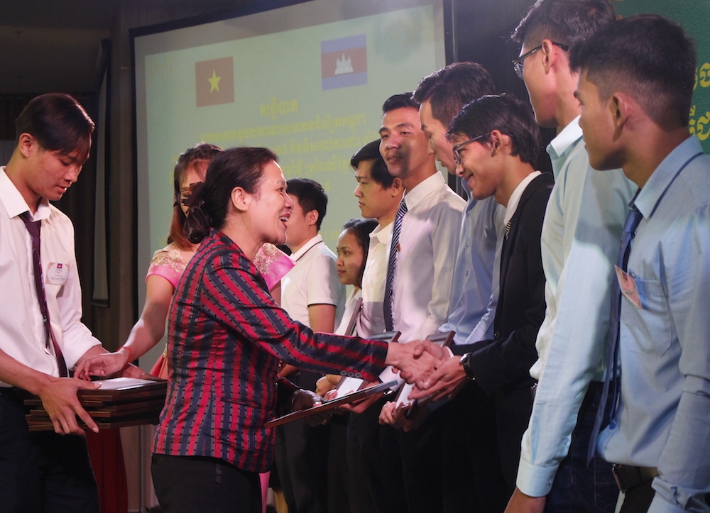 luu hoc sinh campuchia phat huy vai tro cau noi tinh huu nghi viet nam campuchia