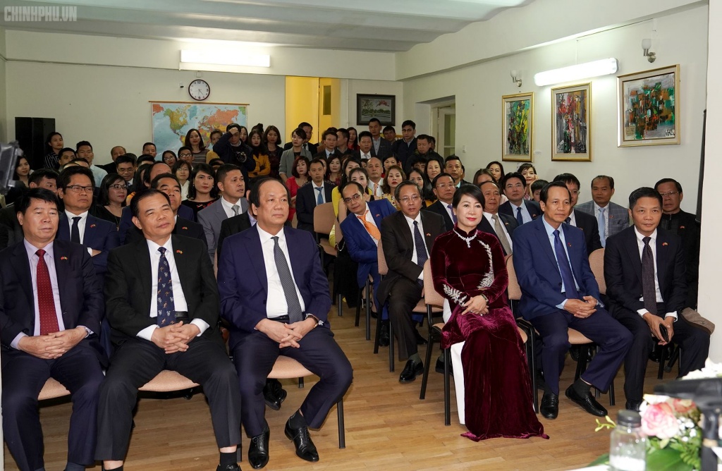 xem xet pho bien cam nang cho nguoi viet moi sang romania