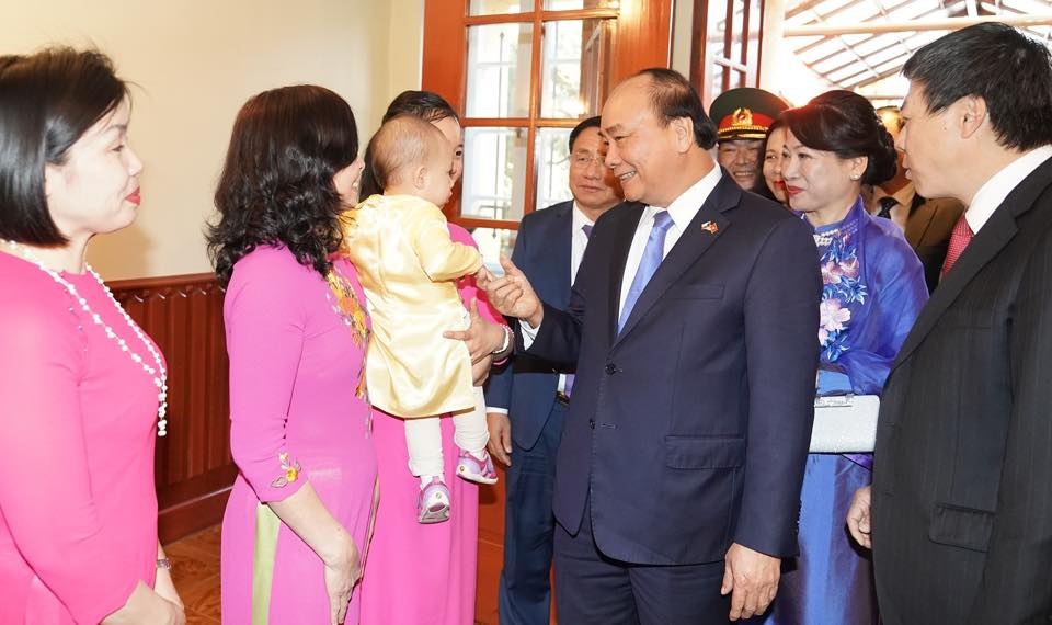 thu tuong lang nghe y kien dong gop cua ba con kieu bao tai chau au 75440