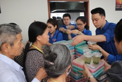 200 suất cơm của Thanh niên VUFO đến với bệnh nhân Viện Huyết học - Truyền máu TƯ