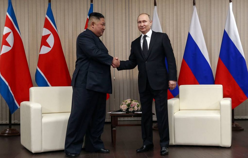 that bai voi trump kim jong un tim kiem cai bat tay tu putin