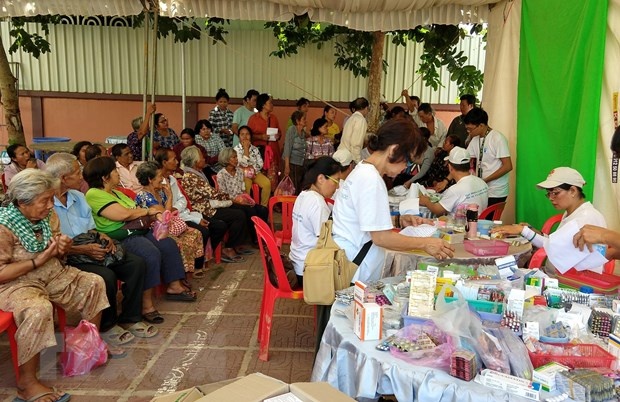 500 kieu bao va nguoi ngheo campuchia duoc kham benh cap thuoc mien phi