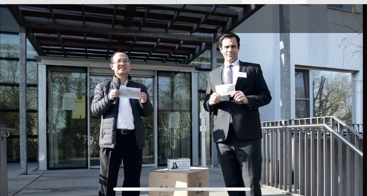 nguoi viet tai duc chung suc day lui dich covid 19