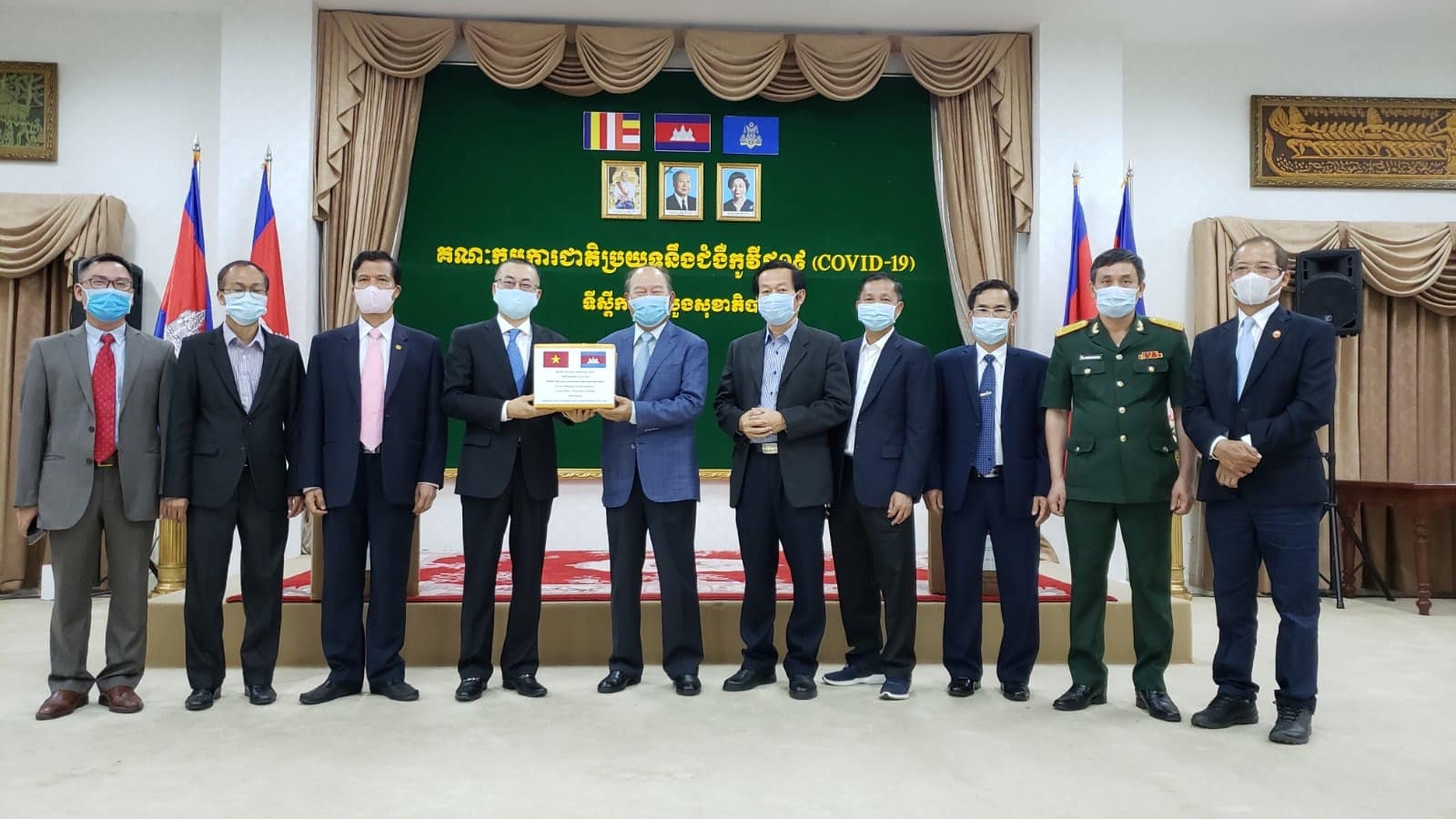 viet nam trao hon 7 ty dong thiet bi y te giup campuchia chong dich c ovid 19