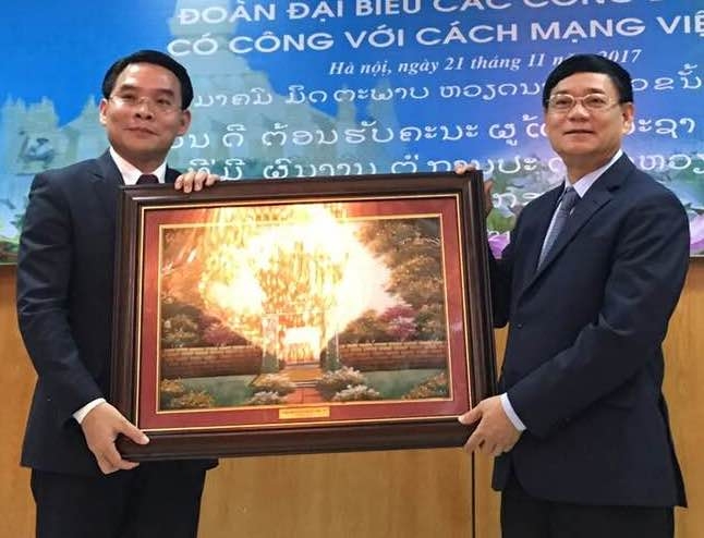 chu tich hoi huu nghi lao viet giu cuong vi bi thu tinh uy tinh truong champasak