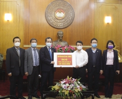 hoi huu nghi viet nam rumani trao 100 trieu dong cho mttq viet nam ung ho phong chong dich covid 19