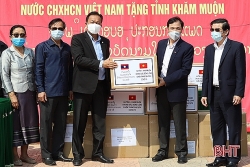 nghe an trao hon 700 trieu tien qua tang giup tinh xieng khoang lao chong covid 19