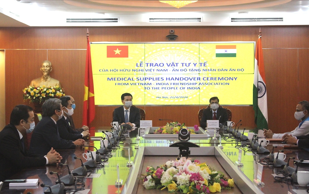hoi huu nghi viet nam an do trao tang 100000 khau trang cho nhan dan nuoc ban