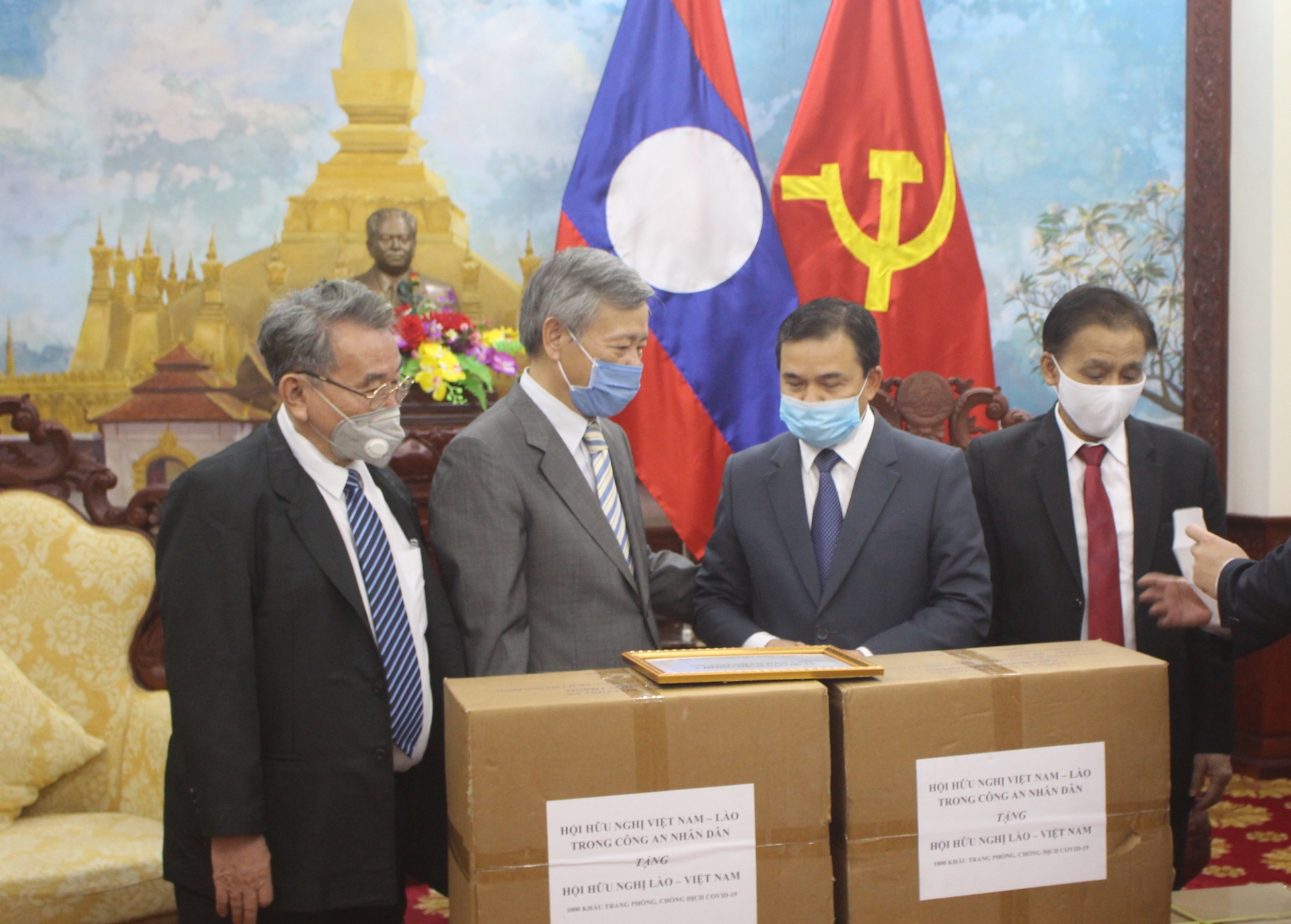 viet nam chung tay gop suc cung ban lao dau tranh voi dich covid 19