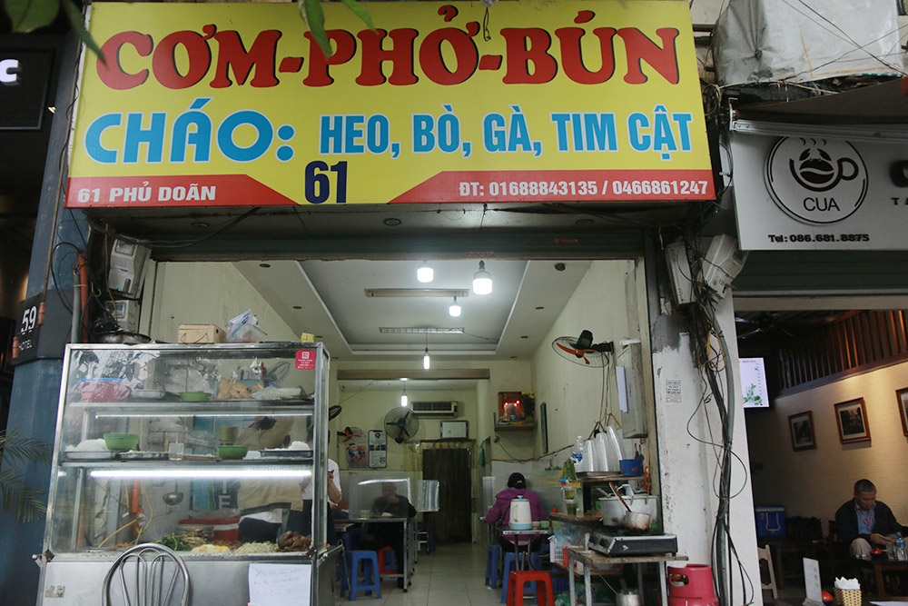 quan an o ha noi lap vach ngan giot ban de phong dich covid 19