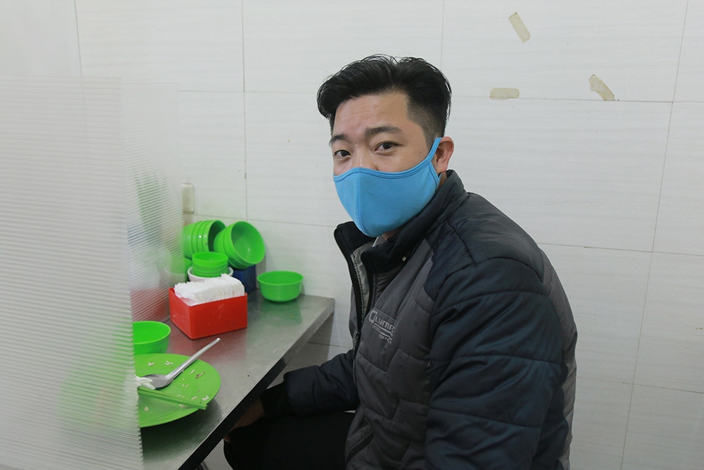 quan an o ha noi lap vach ngan giot ban de phong dich covid 19