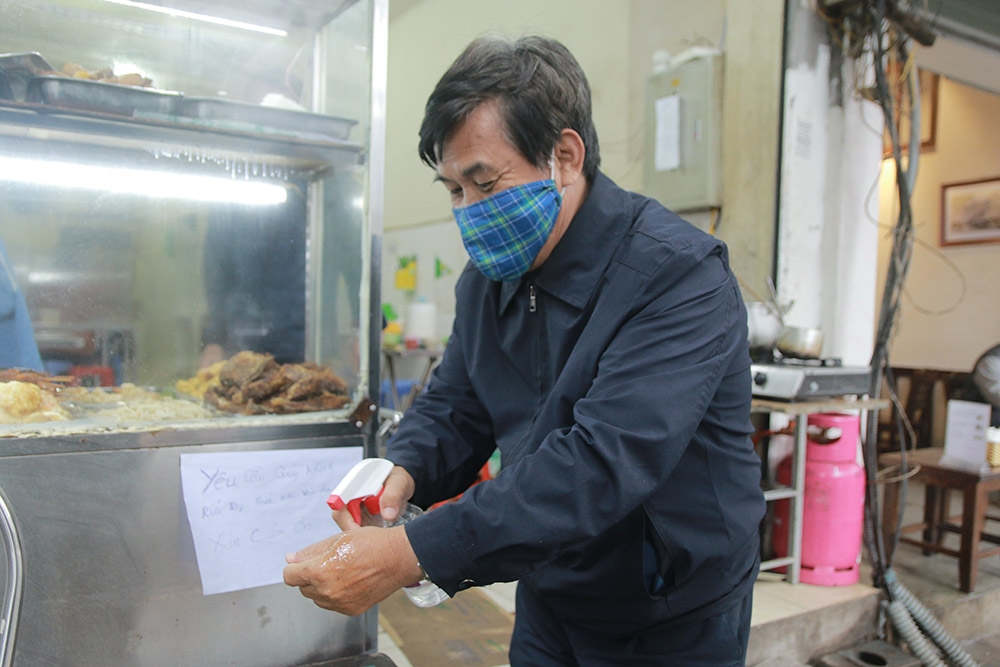 quan an o ha noi lap vach ngan giot ban de phong dich covid 19