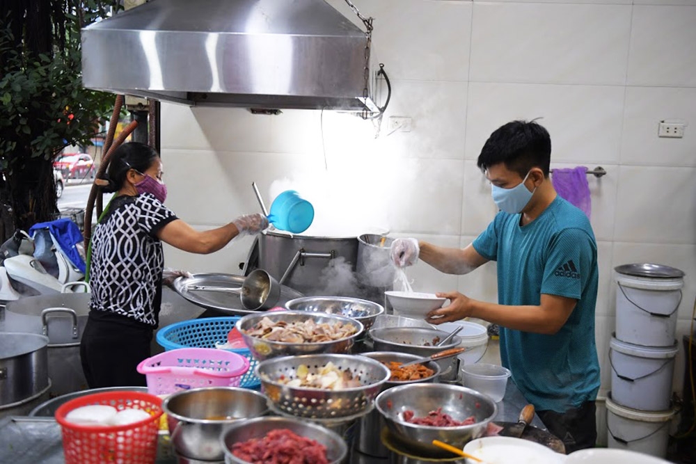 quan an o ha noi lap vach ngan giot ban de phong dich covid 19