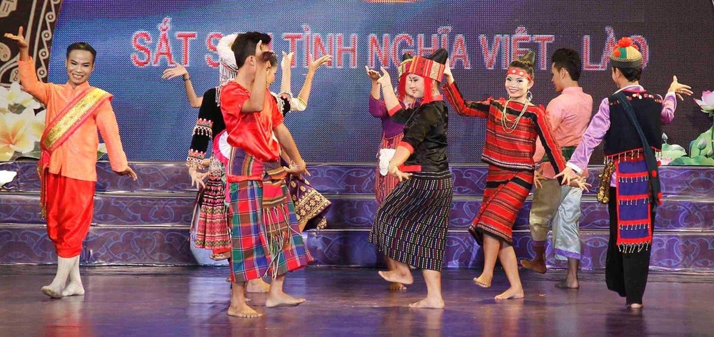 gan 1000 nghe si hai nuoc tham gia ngay hoi viet lao