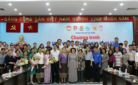 24 sinh vien lao lan dau tien ve song voi cac gia dinh viet tai tpho chi minh
