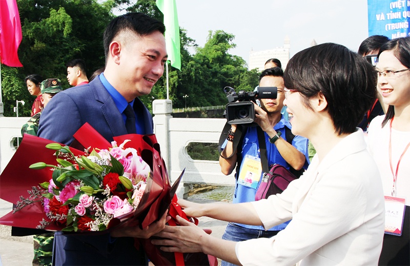 gan 100 thanh nien quang ninh toi quang tay trung quoc tham du giao luu thanh nien hai tinh