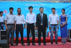 them mot mai nha chung cho ba con goc viet tai campuchia