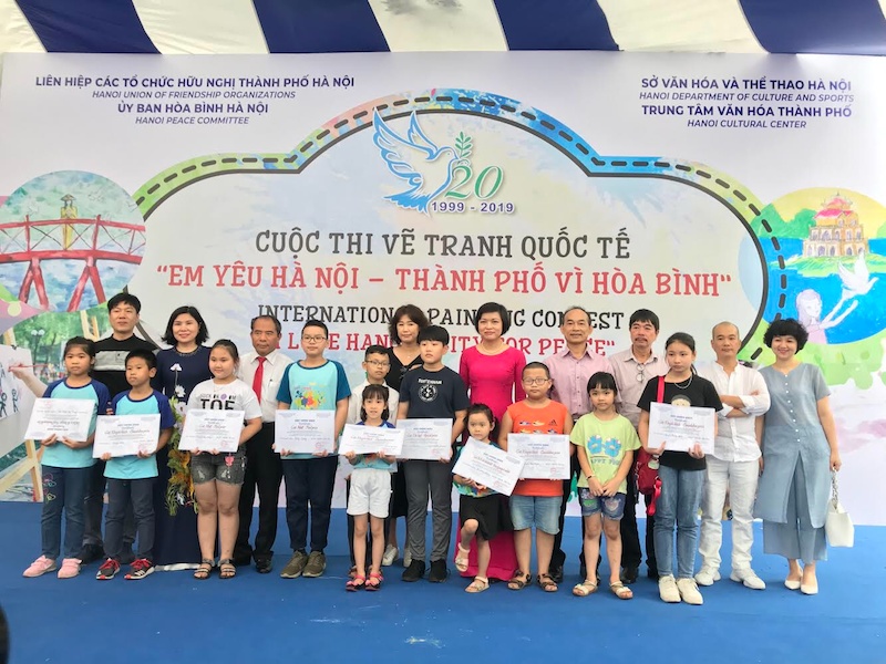 ha noi thanh pho vi hoa binh qua net ve cua hon 300 thieu nhi