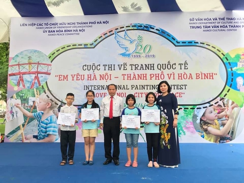 ha noi thanh pho vi hoa binh qua net ve cua hon 300 thieu nhi