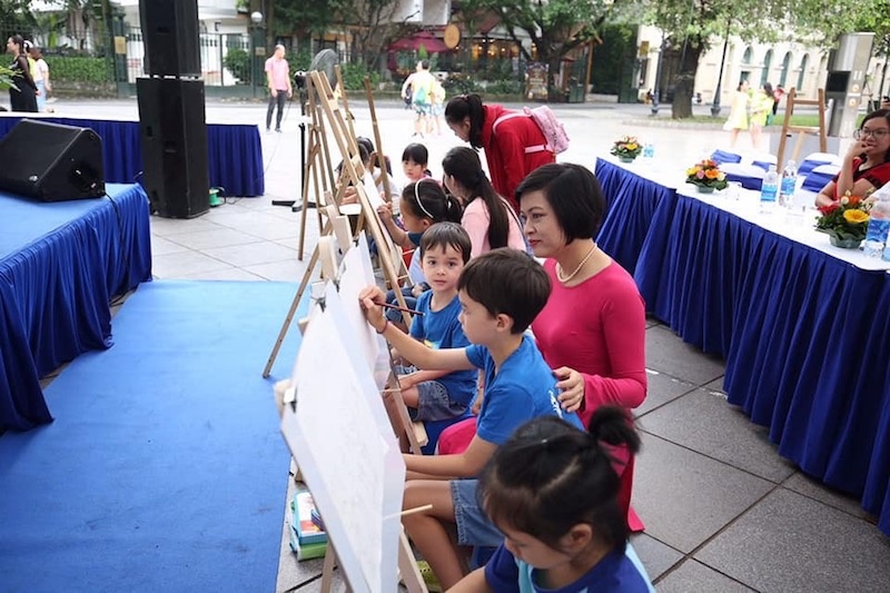 ha noi thanh pho vi hoa binh qua net ve cua hon 300 thieu nhi