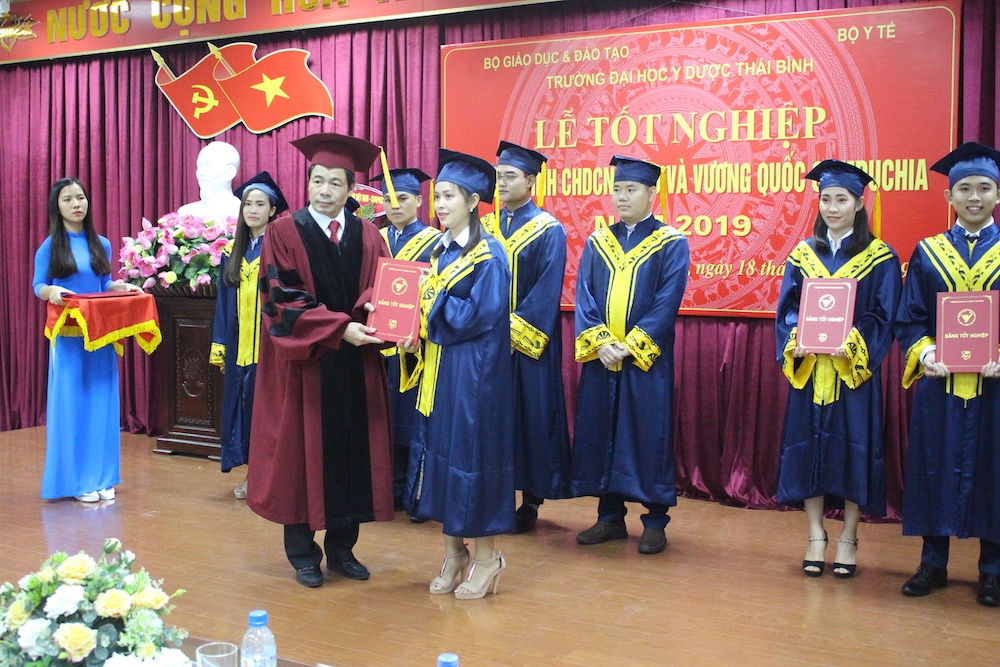 44 sinh vien lao campuchia tot nghiep dai hoc y duoc thai binh nhung bac si cua tinh huu nghi