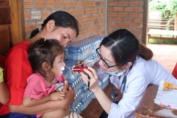 Hơn 2000 bệnh nhân nghèo của Lào được thầy thuốc TP.HCM khám, chữa bệnh miễn phí