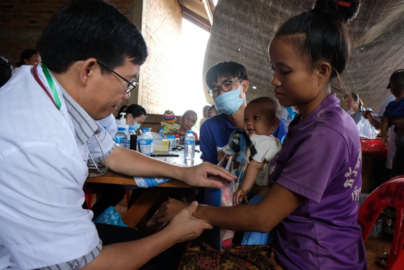 hon 2000 benh nhan ngheo cua lao duoc thay thuoc tphcm kham chua benh mien phi